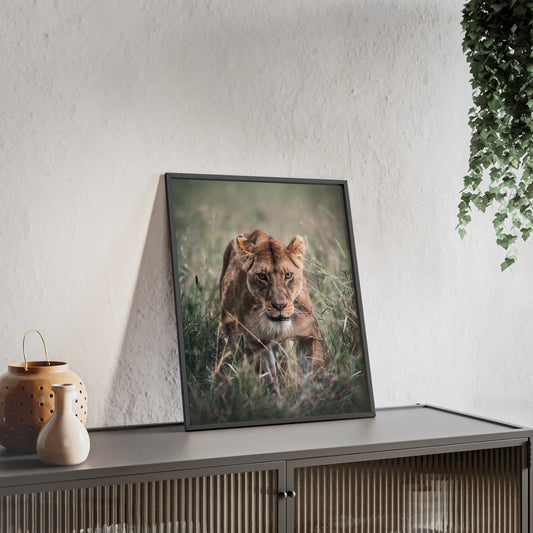 Queen of the Serengeti – Tansania, Druck mit Holzrahmen, Wanddekoration für Zuhause