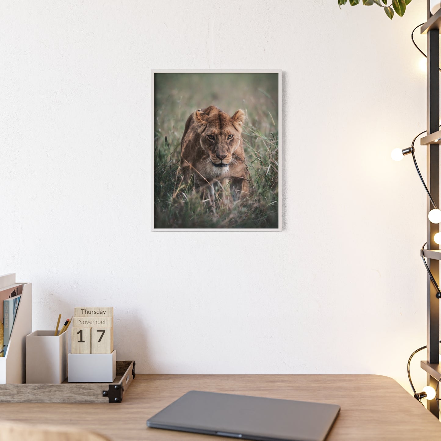 Queen of the Serengeti – Tansania, Druck mit Holzrahmen, Wanddekoration für Zuhause