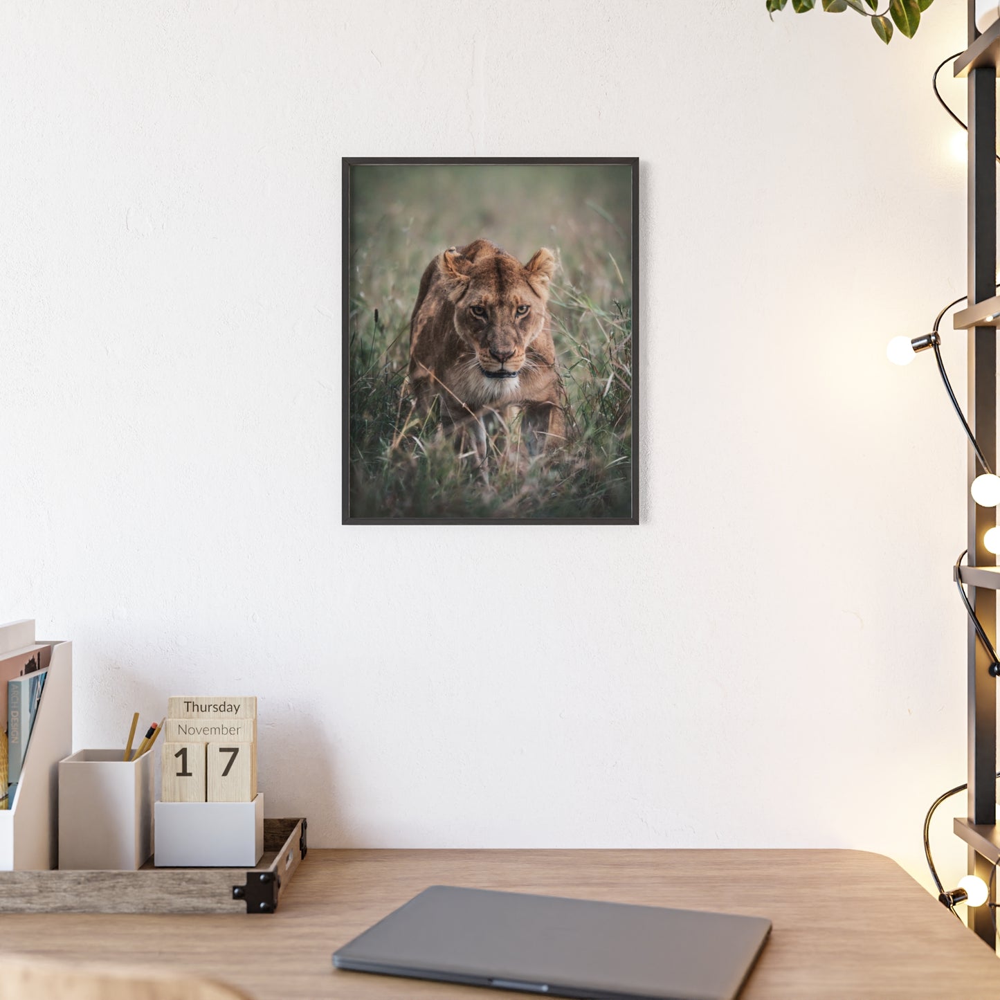 Queen of the Serengeti – Tansania, Druck mit Holzrahmen, Wanddekoration für Zuhause