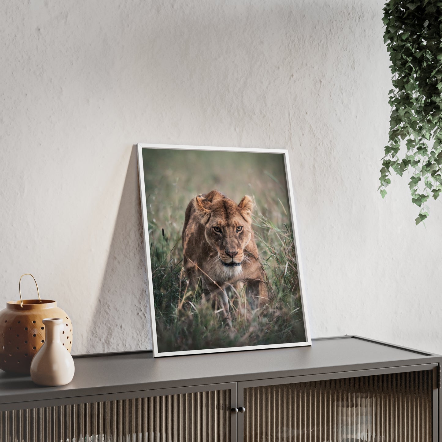 Queen of the Serengeti – Tansania, Druck mit Holzrahmen, Wanddekoration für Zuhause